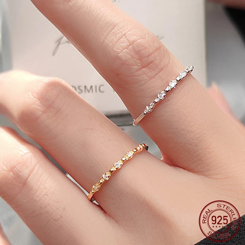 Trageansicht im Vergleich: Zarte Damenringe aus 925 Sterling Silber und mit 18K Gold-Vergoldung, besetzt mit funkelnden kleinen Zirkoniasteinen