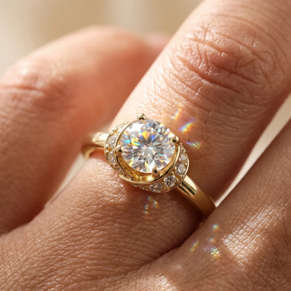 Nahaufnahme am Finger: Goldener Solitärring mit Funkel-Effekt und filigranen Zirkonia-Details an der Fassung