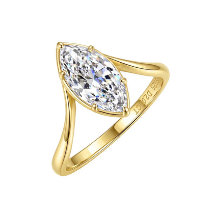 Freigestellter Damenring aus 925 Sterling Silber mit 14 Karat Gelbgold-Vergoldung und spitz zulaufendem Marquise-Zirkoniastein