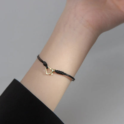 Armband Mona aus Sterlingsilber - Seitenansicht mit Herz-Detail" "Armband Mona 925 Silber - Draufsicht zeigt das trendige Design