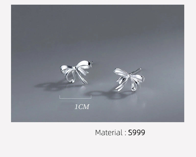 Produktmaße und Materialangabe (S999) für die kleinen Schleifen-Ohrstecker aus Echtsilber auf grauem Hintergrund.