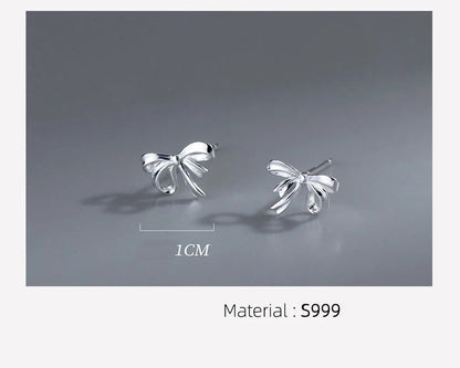 Produktmaße und Materialangabe (S999) für die kleinen Schleifen-Ohrstecker aus Echtsilber auf grauem Hintergrund.