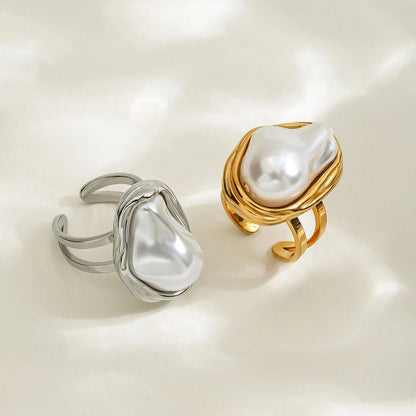 Paar offene Perlenringe aus PVD 18K vergoldetem und silberfarbenem Edelstahl auf weißem Untergrund | Schmuck mit Barockperlen