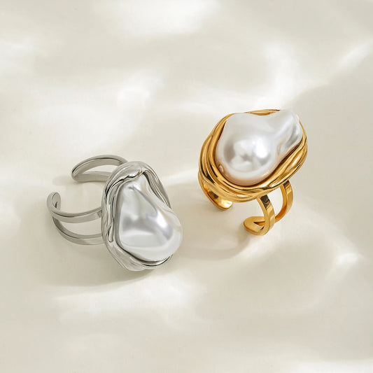 Paar offene Perlenringe aus PVD 18K vergoldetem und silberfarbenem Edelstahl auf weißem Untergrund | Schmuck mit Barockperlen