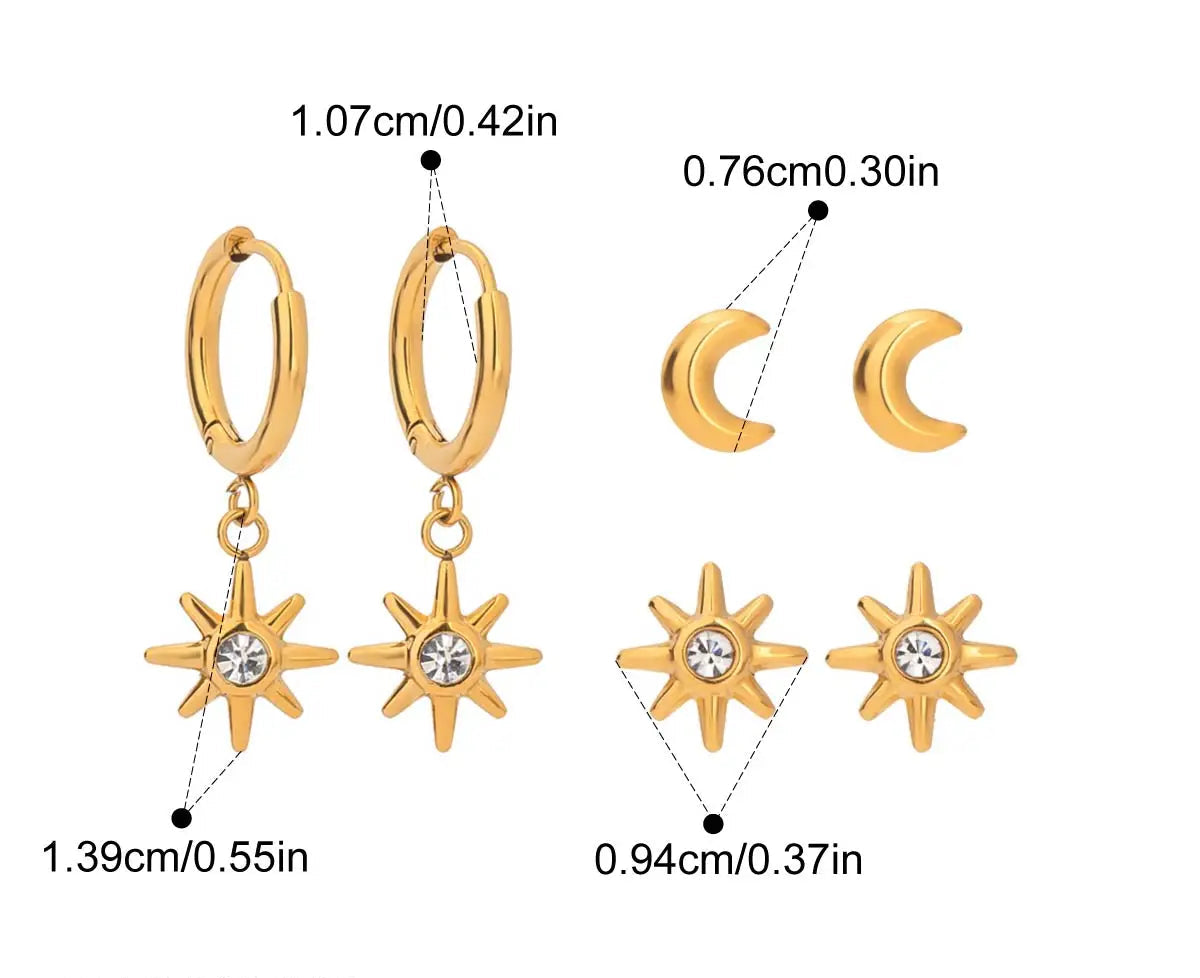 Grafische Darstellung von zwei hängenden Ohrringen aus Edelstahl mit 18K PVD-Vergoldung. Der eine hat ein Stern- und ein Sonnen-Design, der andere hat zwei Sterne an einem kurzen Ring. Ebenfalls abgebildet sind drei kleine Ohrstecker in Form eines Halbmonds, eines Sterns und einer kleinen Kugel. Die Maße sind ebenfalls angegeben.