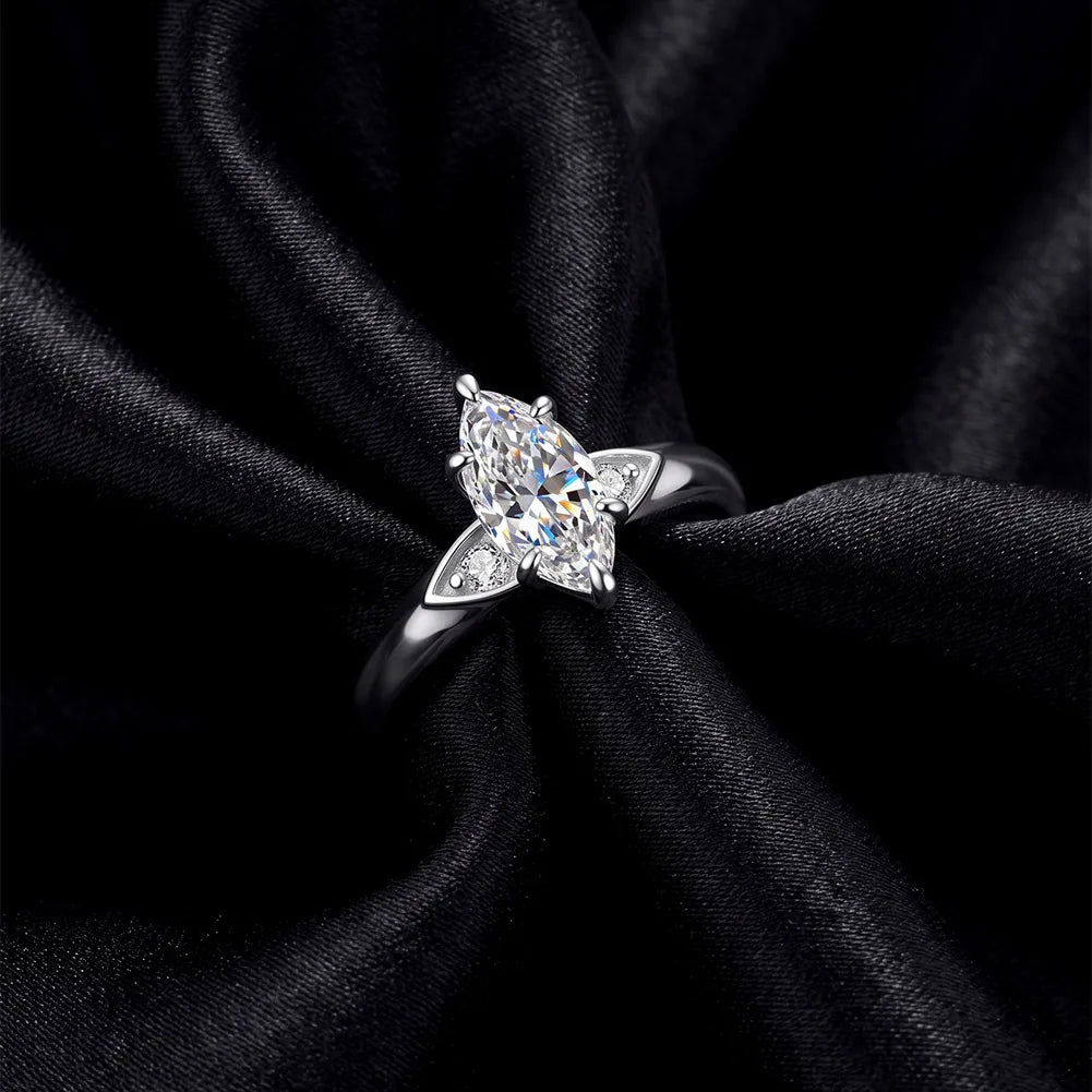 Funkelnder Marquise-Zirkonia Solitärring aus 925 Sterling Silber mit filigranen Beisteinen edel inszeniert auf schwarzem Stoff