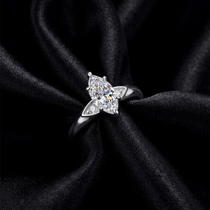 Funkelnder Marquise-Zirkonia Solitärring aus 925 Sterling Silber mit filigranen Beisteinen edel inszeniert auf schwarzem Stoff