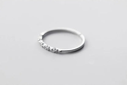 Schmaler 925 Sterling Silber Ring mit feiner Zirkonia-Verzierung aus der Schrägansicht