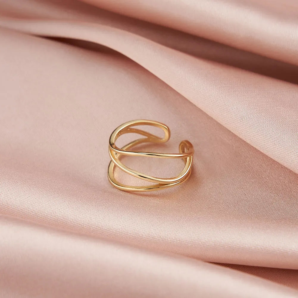 Eleganter, 14K Gold vergoldeter Doppelband-Ring aus Sterling Silber auf weichem, rosafarbenem Satin.