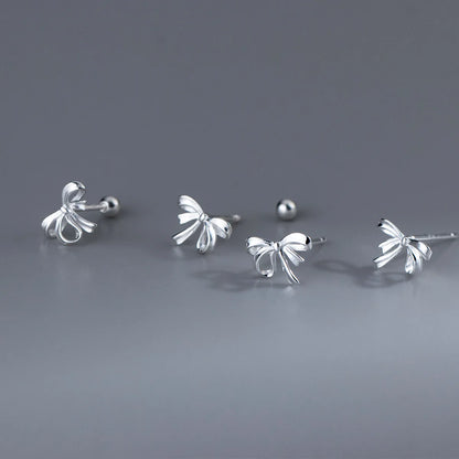 Schleifen-Ohrstecker aus hochreinem 999 Feinsilber im Überblick: Klassische Motiv-Ohrringe mit Stecker und Kugelverschluss und Steckverschluss.