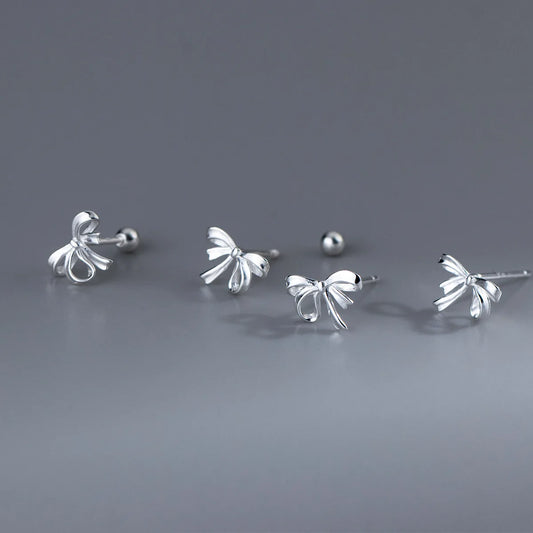 Schleifen-Ohrstecker aus hochreinem 999 Feinsilber im Überblick: Klassische Motiv-Ohrringe mit Stecker und Kugelverschluss und Steckverschluss.