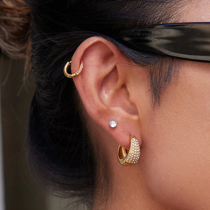 „Modischer Look mit einer breiten Pavé-Creole am Ohrläppchen und einem passenden Ear Cuff, gefertigt aus hypoallergenem 18K vergoldetem Edelstahl.“
