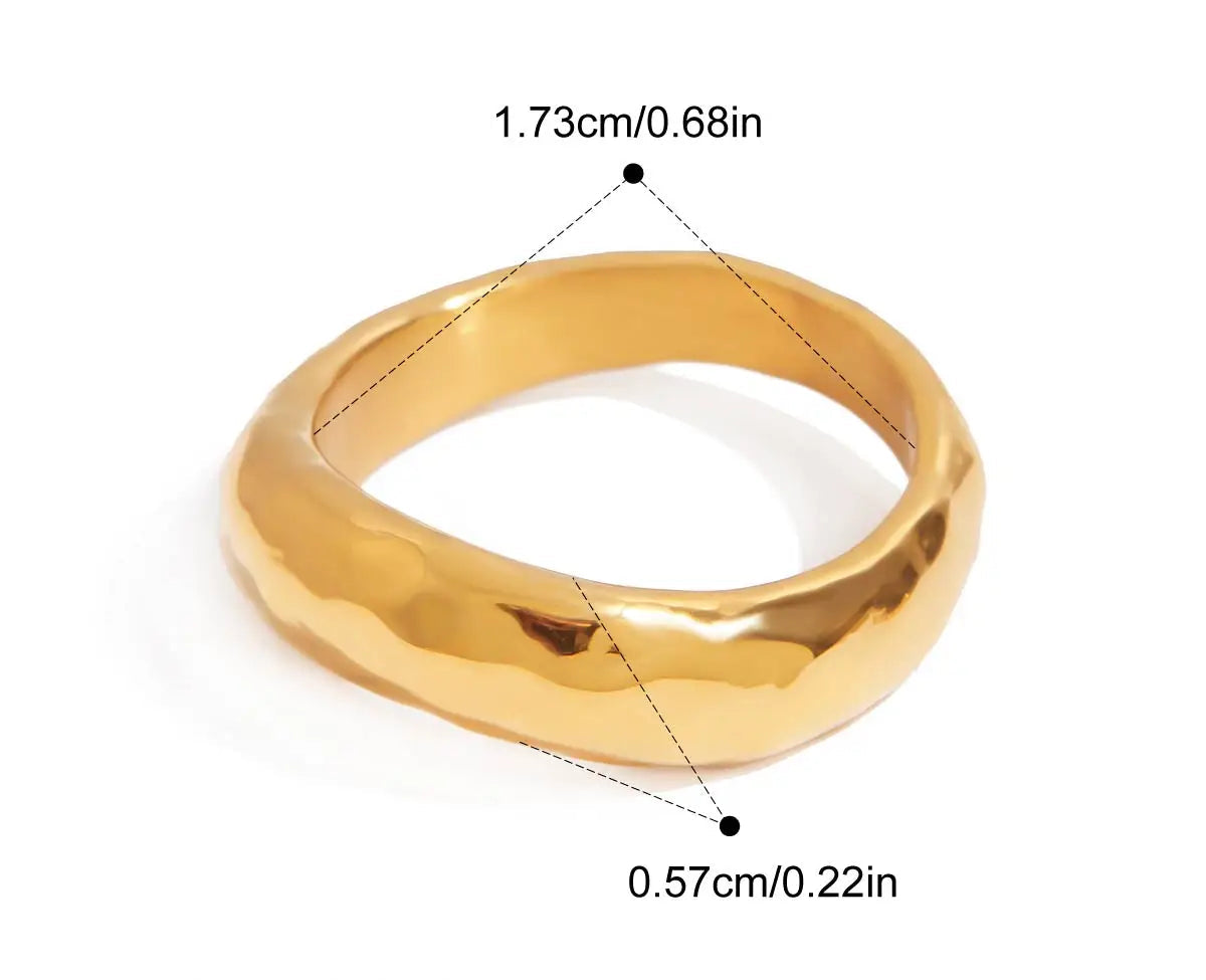 Gewölbter Goldring aus 18K vergoldetem Edelstahl mit den Maßen 1,73 cm x 0,57 cm.
