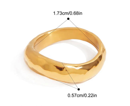 Gewölbter Goldring aus 18K vergoldetem Edelstahl mit den Maßen 1,73 cm x 0,57 cm.