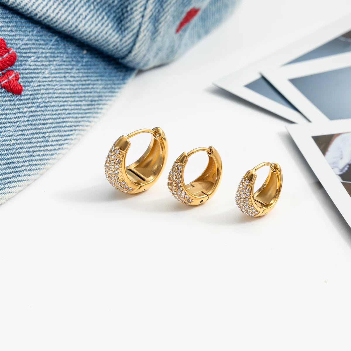 „Drei Größen von Pavé-Creolen aus goldfarbenem Edelstahl im Vergleich, perfekt für den kuratierten Ear-Stack-Look.“