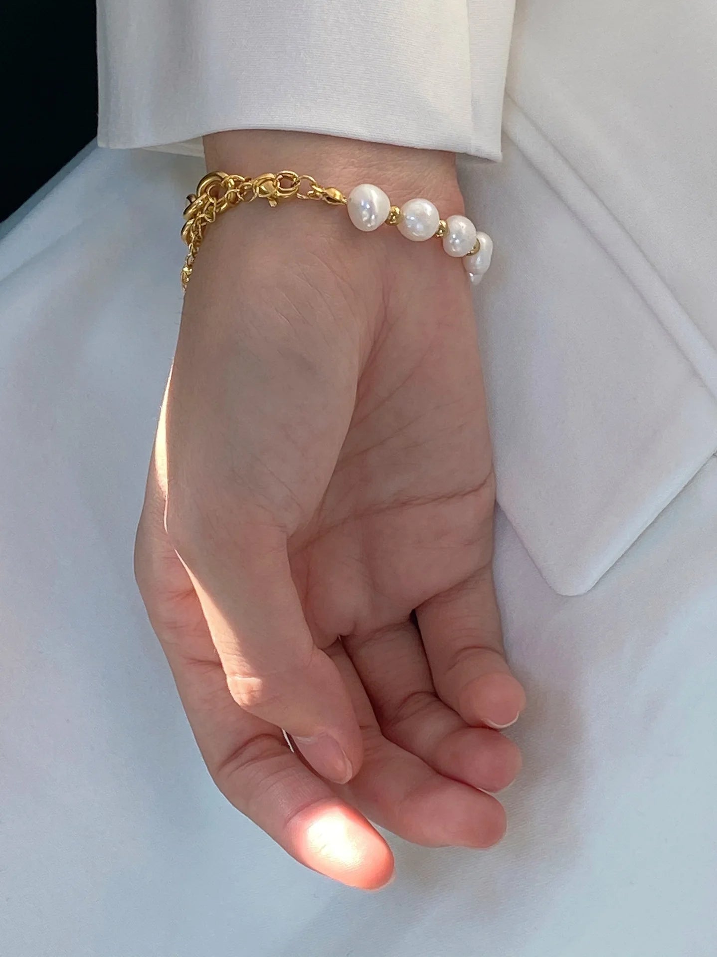 Armband Theysa 18K Gold am Handgelenk - 17,6cm plus 6cm Verlängerung für perfekte Passform
