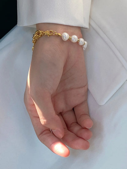 Armband Theysa 18K Gold am Handgelenk - 17,6cm plus 6cm Verlängerung für perfekte Passform
