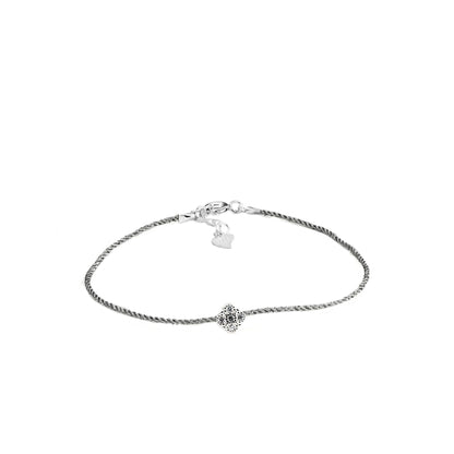 Draufsicht auf ein filigranes Armband mit Kettendesign aus 925er Silber, einem kleinen runden Anhänger mit Zirkoniastein in der Mitte und einem Verschluss mit einem kleinen Herz-Detail.