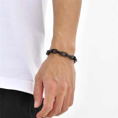 Mann trägt das stilvolle Armband Arwic - perfekt für besondere Anlässe und den Alltag
