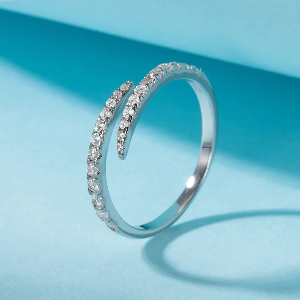 „Verstellbarer Damenring aus hochwertigem 925er Sterlingsilber, besetzt mit einer Reihe glitzernder Zirkonia-Kristalle.“