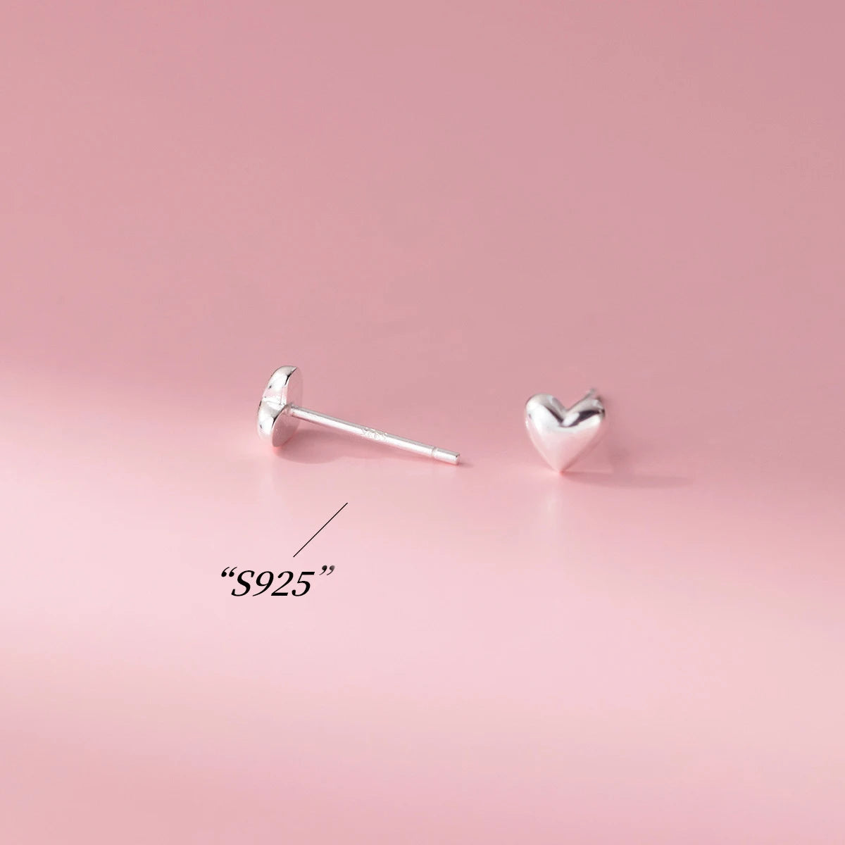 Detailansicht des Ohrstecker-Stifts mit S925-Echtheitsstempel zur Bestätigung des Sterling-Silber-Materials.