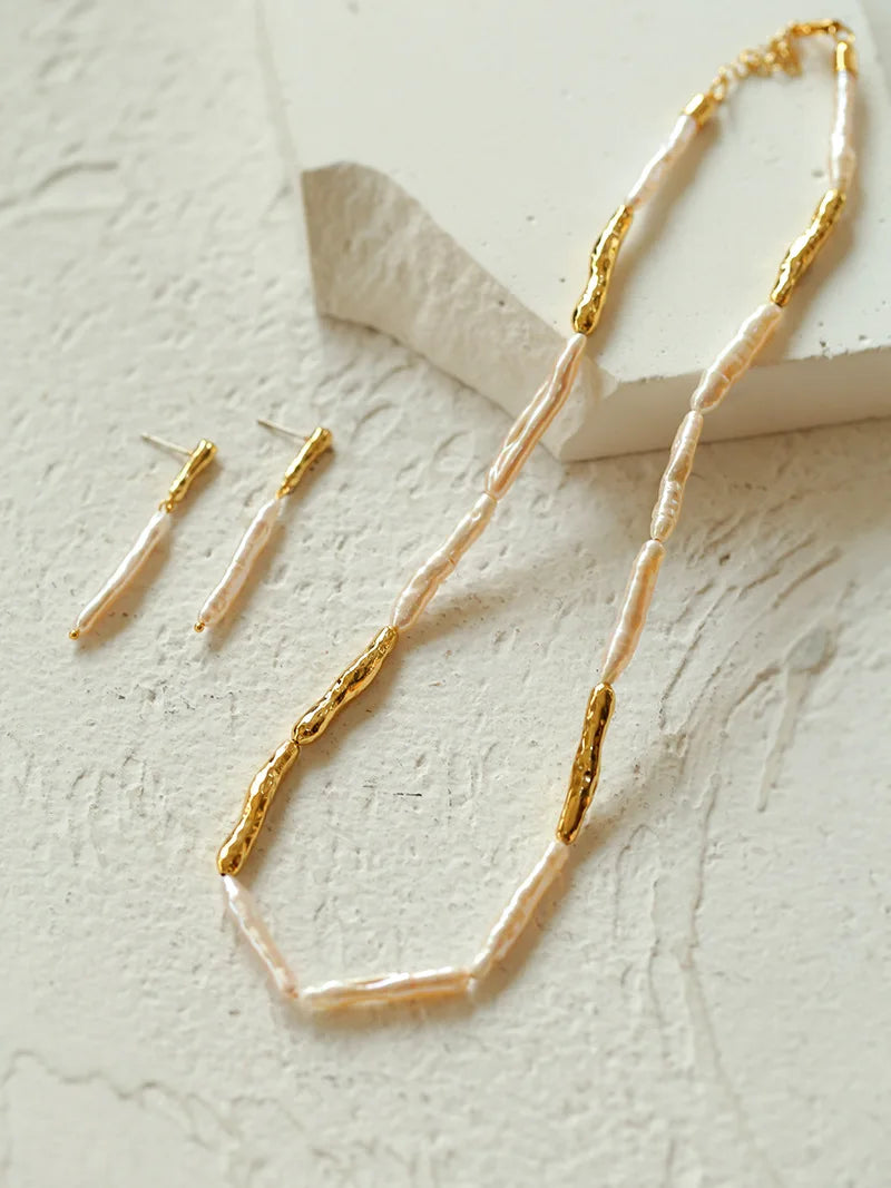 Handgefertigter Design-Schmuck: Organische Perlenkette und Ohrringe mit Gold-Finish – perfekt für Bräute oder als besonderes Geschenk.