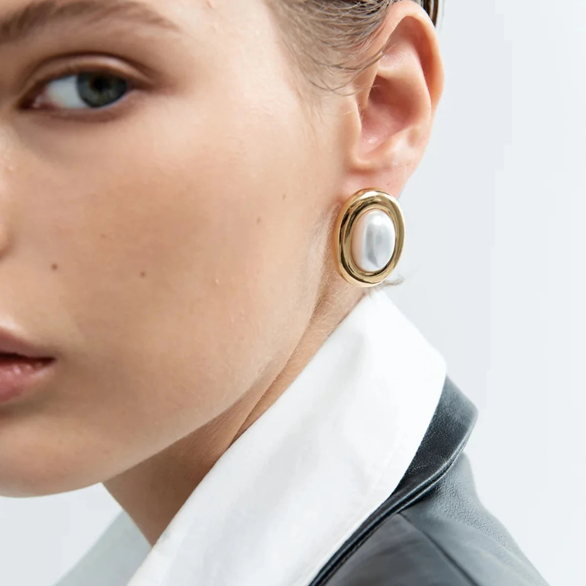 Goldene Ohrringe aus Edelstahl mit 18K PVD Vergoldung und einer ovalen Harzperle