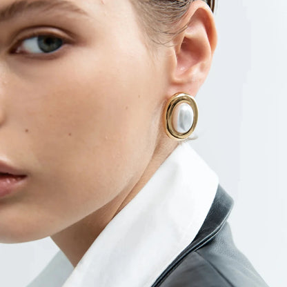 Goldene Ohrringe aus Edelstahl mit 18K PVD Vergoldung und einer ovalen Harzperle