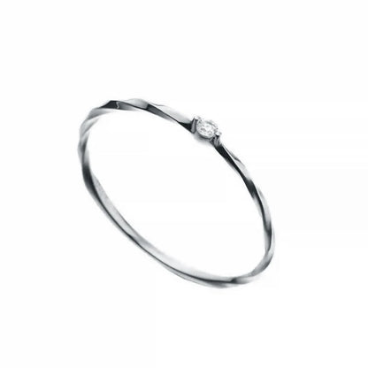 Freigestellter, minimalistischer 925 Sterling Silber Ring (Silberfarbe) mit einem einzelnen Zirkonia-Stein und einer gedrehten Ringschiene.