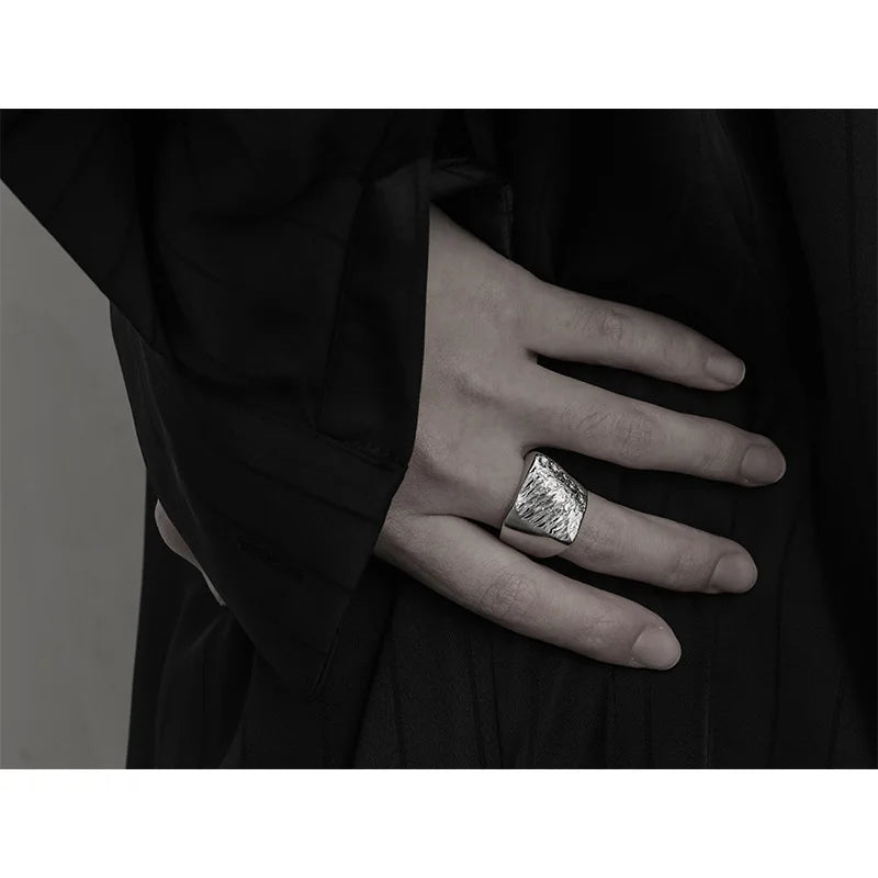 Breiter Messingring mit 18k Vergoldung am Finger getragen, markante Struktur, zeitloses Unisex-Design