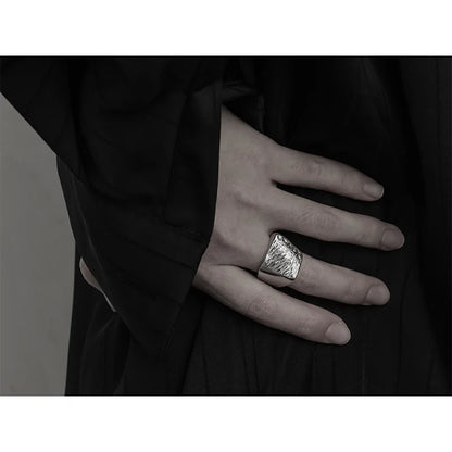 Breiter Messingring mit 18k Vergoldung am Finger getragen, markante Struktur, zeitloses Unisex-Design