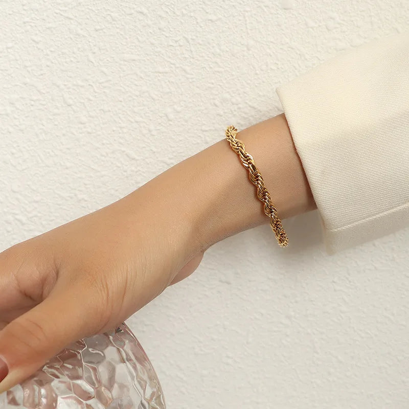„Minimalistisches Damen-Armband in Gold-Optik, wasserfestes Titan 18 Karat vergoldet, ideal für den Layering-Look.“