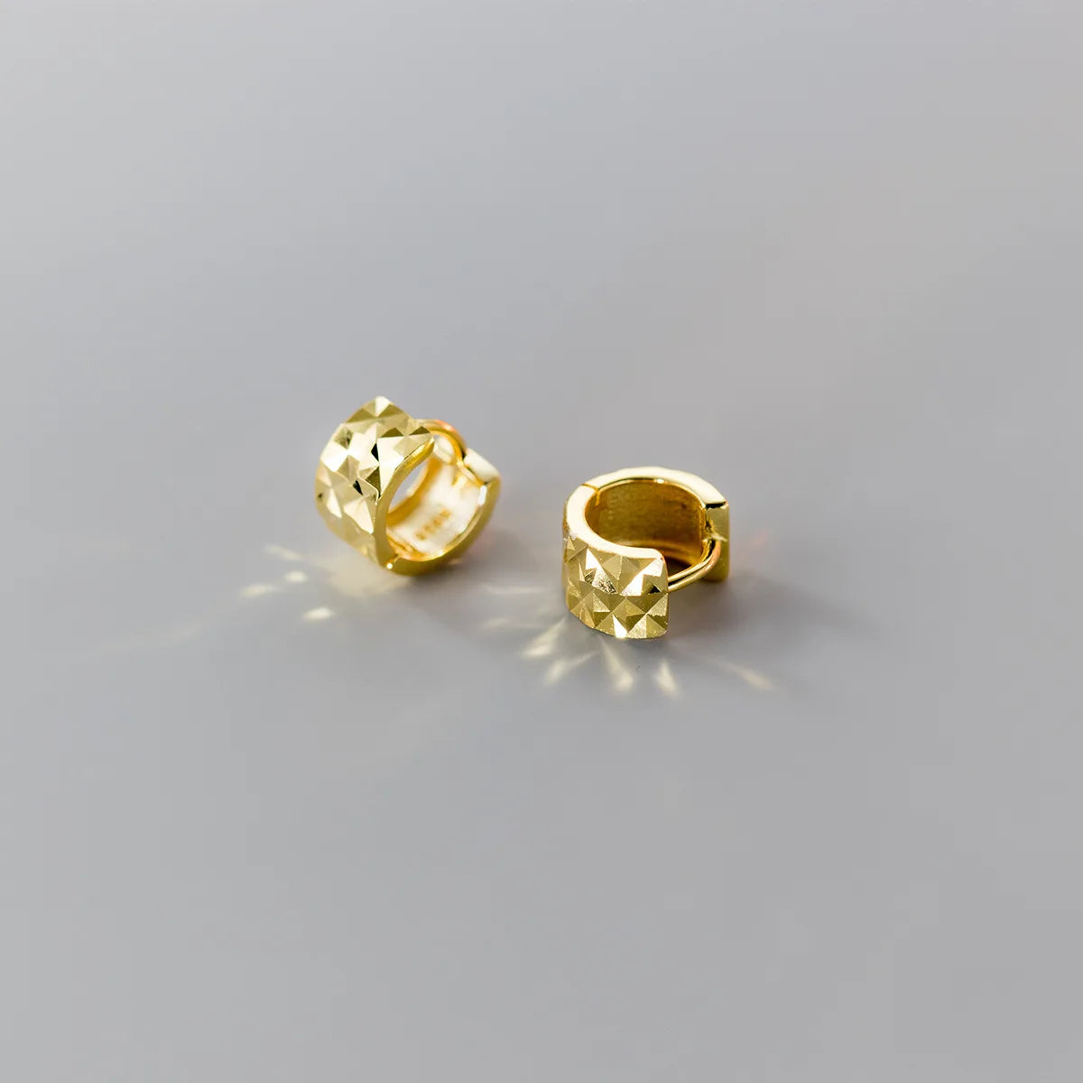 Paar kleine klappbare Huggie-Ohrringe aus 925 Silber mit 18K Gelbgold-Vergoldung und lichtreflektierender Struktur