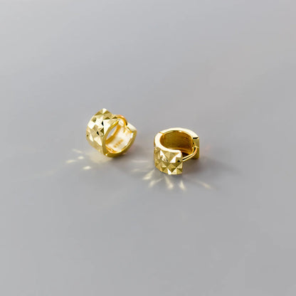 Paar kleine klappbare Huggie-Ohrringe aus 925 Silber mit 18K Gelbgold-Vergoldung und lichtreflektierender Struktur