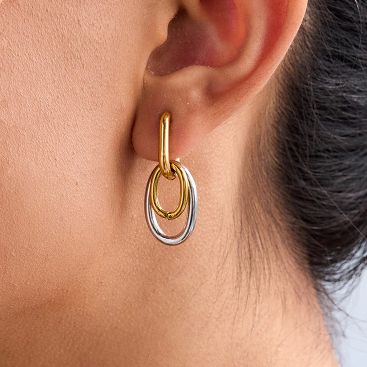 Zweifarbige Ohrringe mit ovalen Gliedern aus PVD 18K vergoldetem Edelstahl getragen | Bicolor-Ohrhänger Gold-Silber