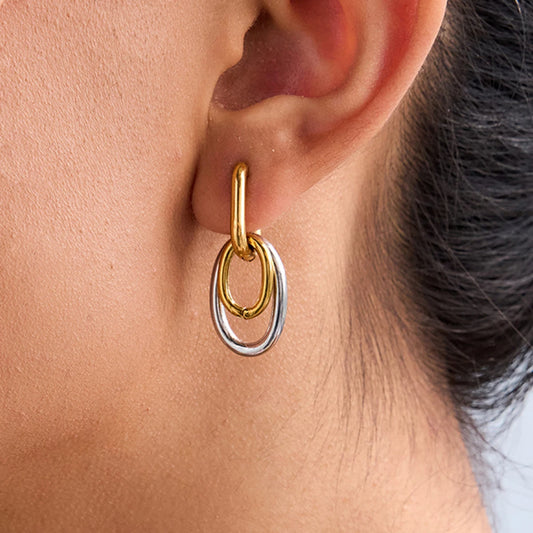 Zweifarbige Ohrringe mit ovalen Gliedern aus PVD 18K vergoldetem Edelstahl getragen | Bicolor-Ohrhänger Gold-Silber