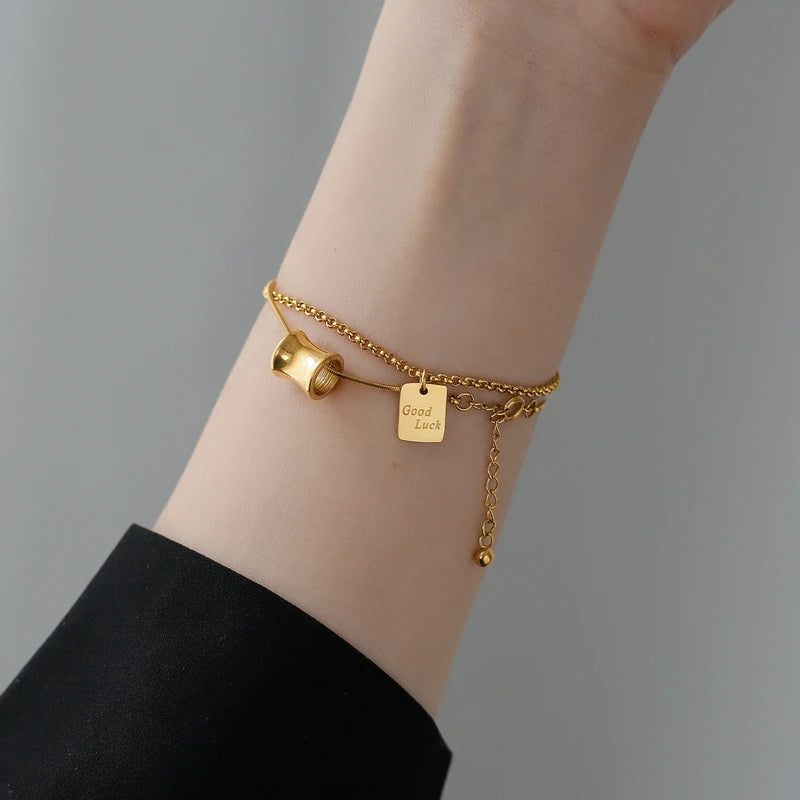 Damen-Armbandset aus Titan mit 18K Vergoldung im Stacking-Look am Handgelenk kombiniert.