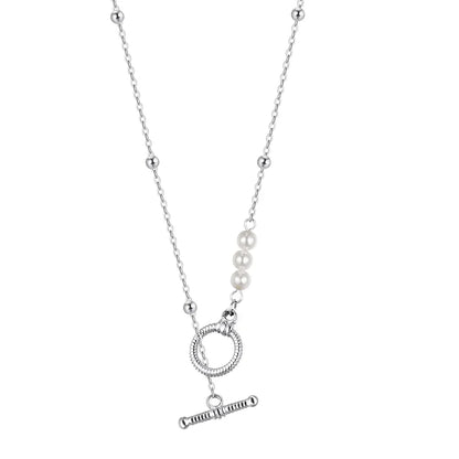 Silberfarbene Edelstahl-Kette mit Kugeldetails, eingearbeiteten Muschelperlen und ringförmigem Knebelverschluss auf weißem Grund.