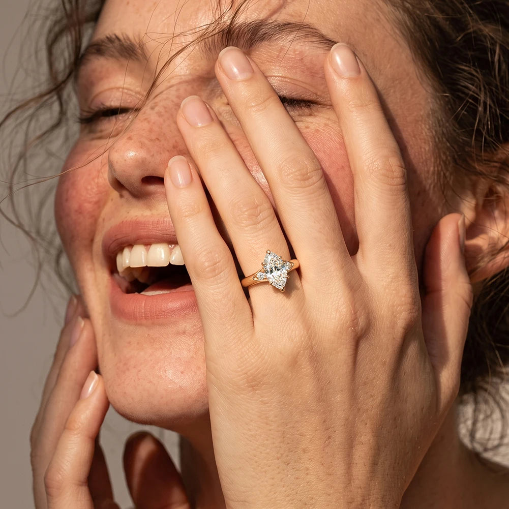 Stilvolles Portrait-Tragebild: Vergoldeter Marquise-Solitärring elegant am Ringfinger getragen