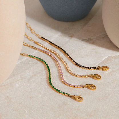 „Nahaufnahme der hochwertigen Karabinerverschlüsse und der Verlängerungskettchen bei den 18K vergoldeten Edelstahl-Armbändern.“