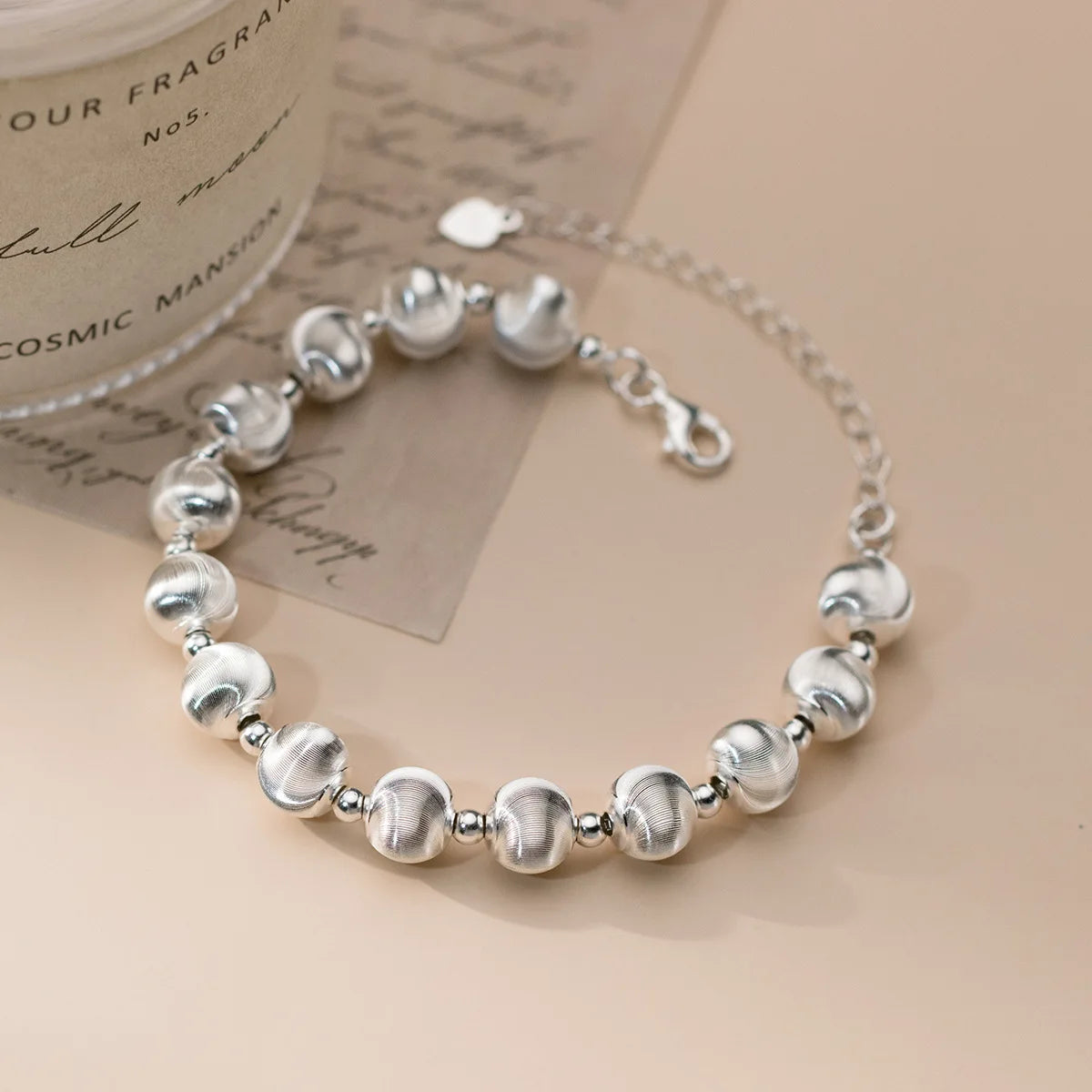 Armband aus 925er Sterling Silber mit Kugelperlen (mattiert und glänzend) und verstellbarem Verschluss, auf hellem Untergrund, fokussiert auf die gesamte Länge des Armbandes.