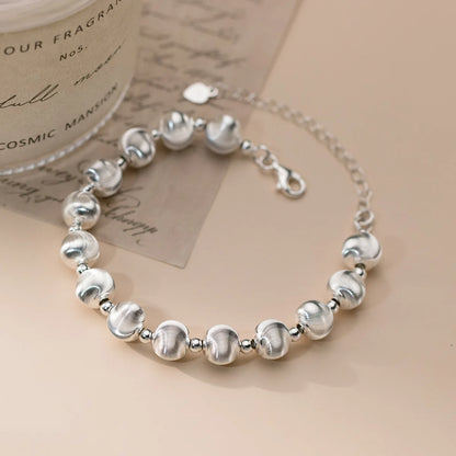 Armband aus 925er Sterling Silber mit Kugelperlen (mattiert und glänzend) und verstellbarem Verschluss, auf hellem Untergrund, fokussiert auf die gesamte Länge des Armbandes.