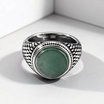 Frontale Produktansicht des silber-schwarzen Edelstahlrings, der die ovale Steineinfassung und das symmetrische Design betont.