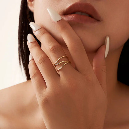 Model trägt eleganten, doppelten Wickelring aus 14K Gold vergoldetem 925er Sterling Silber am Finger.