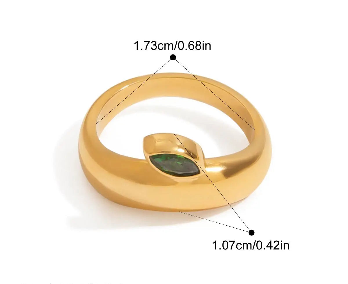 Ring aus 18K vergoldetem Edelstahl mit einem grünen Zirkonia-Stein und den Maßen 1,73 cm x 1,07 cm.
