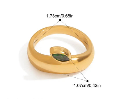 Ring aus 18K vergoldetem Edelstahl mit einem grünen Zirkonia-Stein und den Maßen 1,73 cm x 1,07 cm.