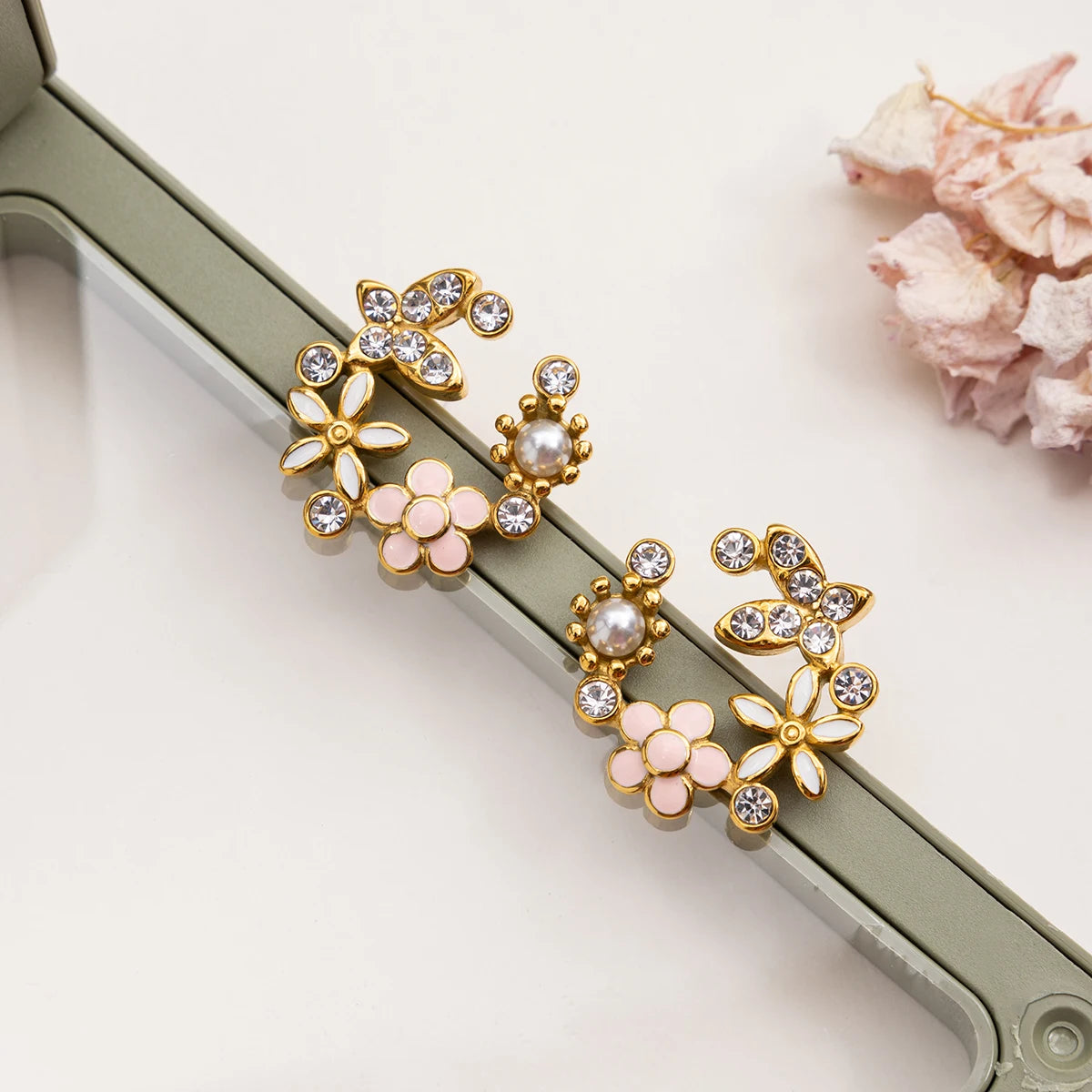 Große goldene Blumen-Ohrringe aus PVD 18K vergoldetem Edelstahl am Ohr getragen | Statement-Ohrringe