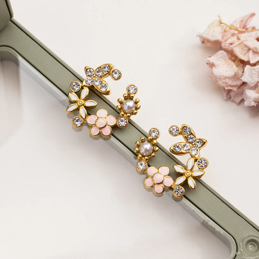 Große goldene Blumen-Ohrringe aus PVD 18K vergoldetem Edelstahl am Ohr getragen | Statement-Ohrringe