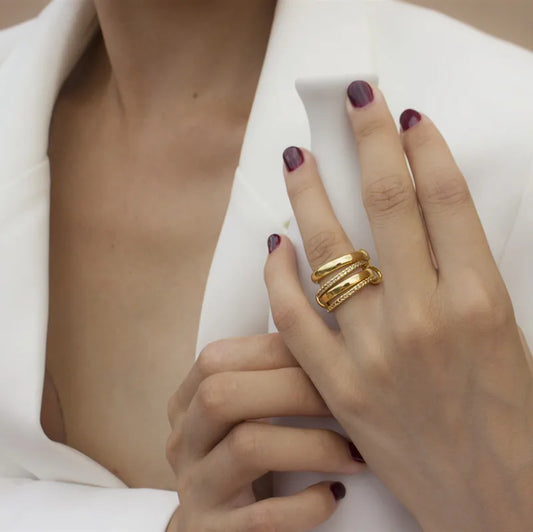 Eleganter mehrreihiger Ring aus 18K vergoldetem Messing mit funkelndem Zirkonia-Besatz im modernen Stacking-Look.