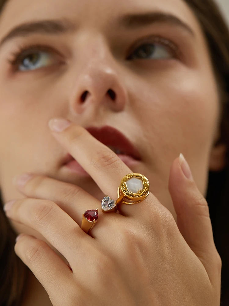 18K vergoldeter Statement-Ring mit großer Süßwasserperle und roten Zirkonia-Akzentsteinen